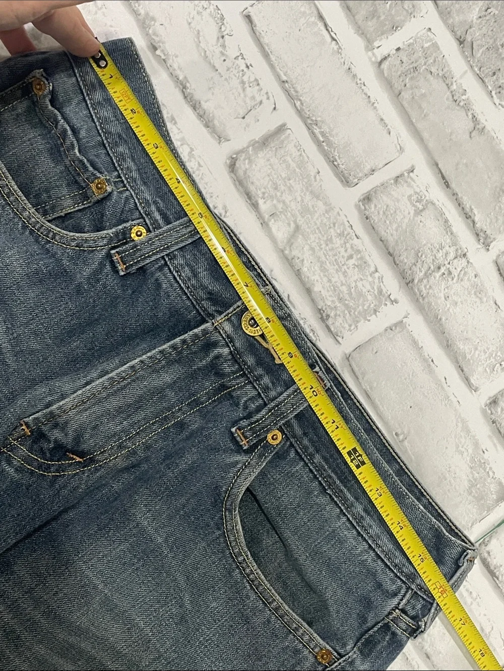 Levi's Men's Faded 514 Blue Slim Straight Jeans. W32 L32. Preowned spots.
